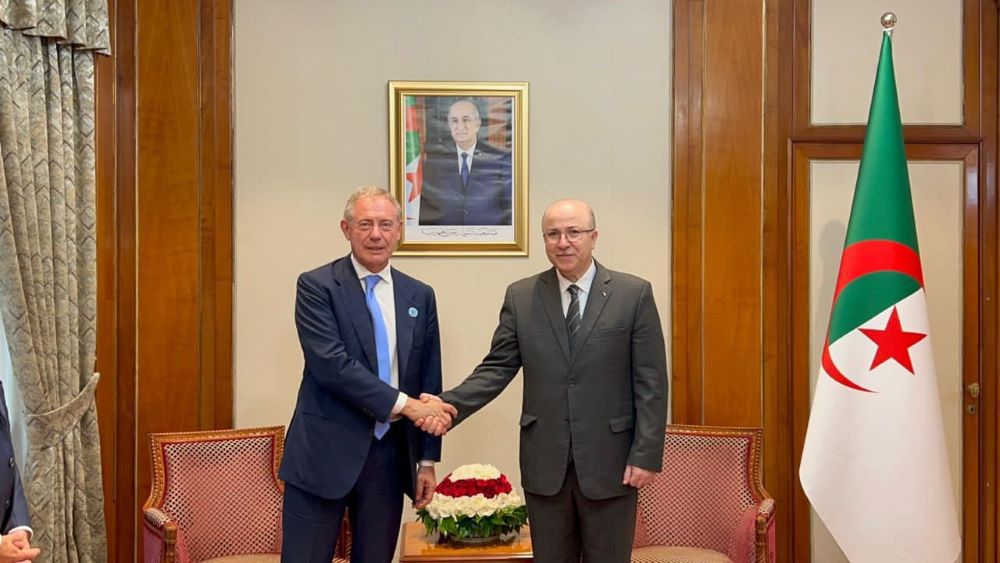 Italy’s Business Minister Adolfo Urso meets with Algerian Prime Minister Aimene Benabderrahmane in Algiers. (Twitter/@ItalyinAlgeria)