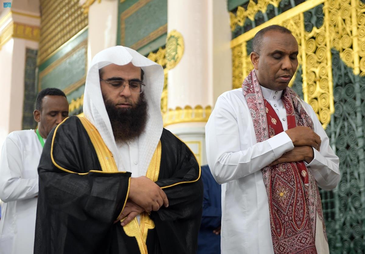 Somalia’s Prime Minister Hamza Abdi Barre visits the Prophet’s Mosque in Madinah on Wednesday. (SPA)