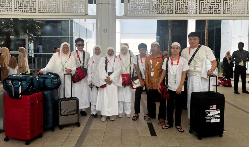 Malaysian pilgrims at Kuala Lumpur International Airport on June 21, 2023, as they prepare to depart to Saudi Arabia for Hajj. (AN Photo/Aazhimah binti Othman)