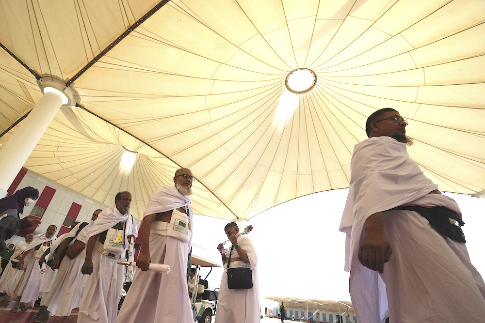 The cost of the Hajj pilgrimage this year dropped 39 percent for 1.4 million pilgrims arriving from outside the Kingdom. (AP)