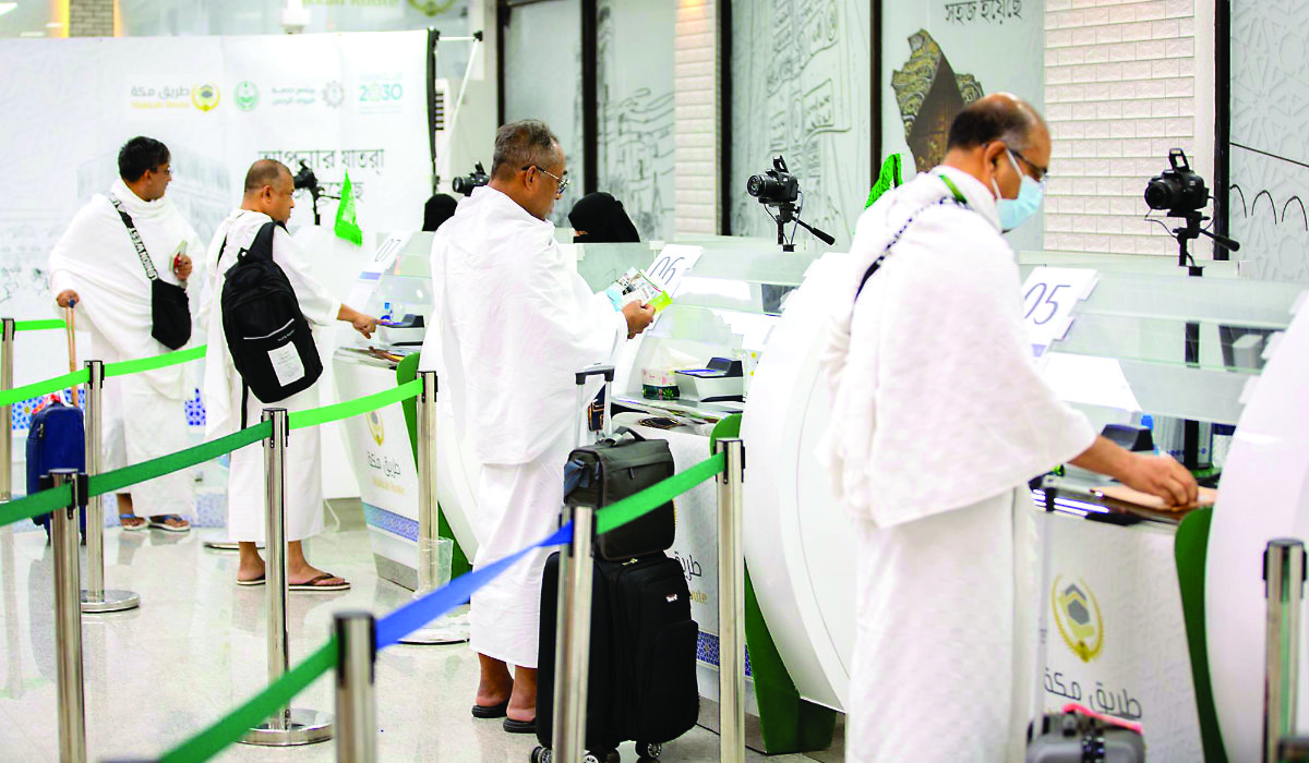 Bangladeshi pilgrims assisted by Saudi immigration officials at Dhaka airport. (SPA)