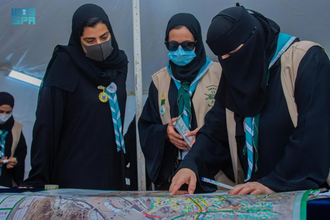 Princess Sama bint Faisal bin Abdullah, chairwoman of the Saudi Girl Scout Committee, follows up on the work of volunteers. (SPA)