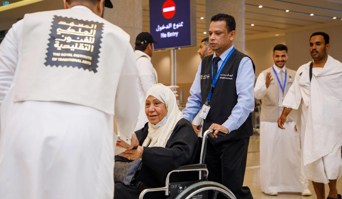 At reception sites, such as the Haramain High-Speed Railway in Jeddah and the King Abdulaziz International Airport in Jeddah, gifts were given out, including prayer mats. (SPA)