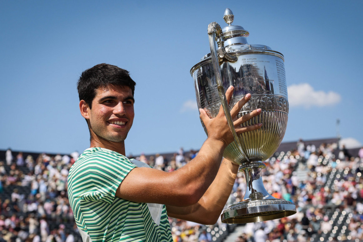 Alcaraz wins Queen’s Club final for first title on grass and reclaims top ranking ahead of Wimbledon