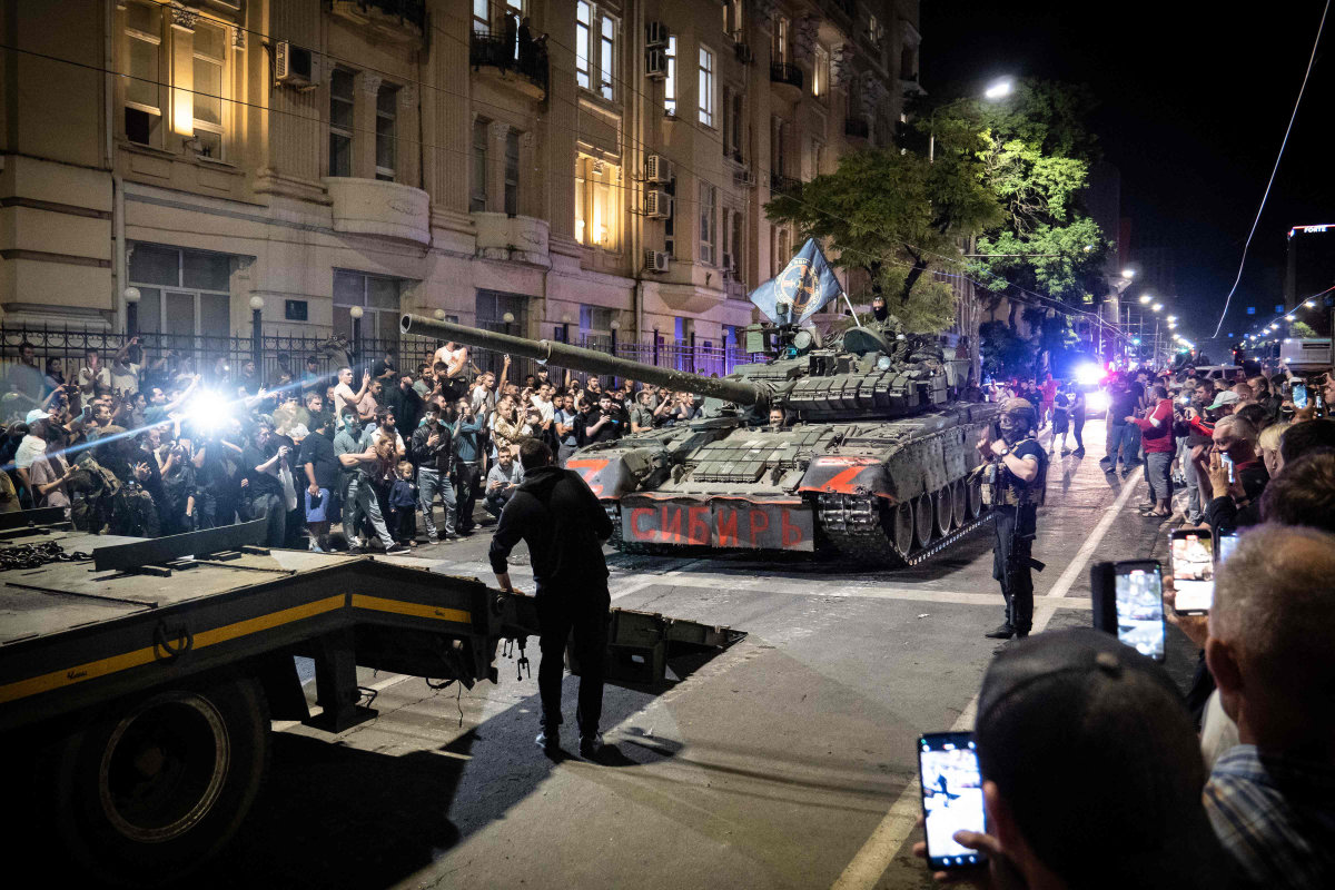 Members of the Wagner group prepare to pull out from the headquarters of the Russian Southern Military District to return to their base in Rostov-on-Don late on June 24, 2023. (AFP)
