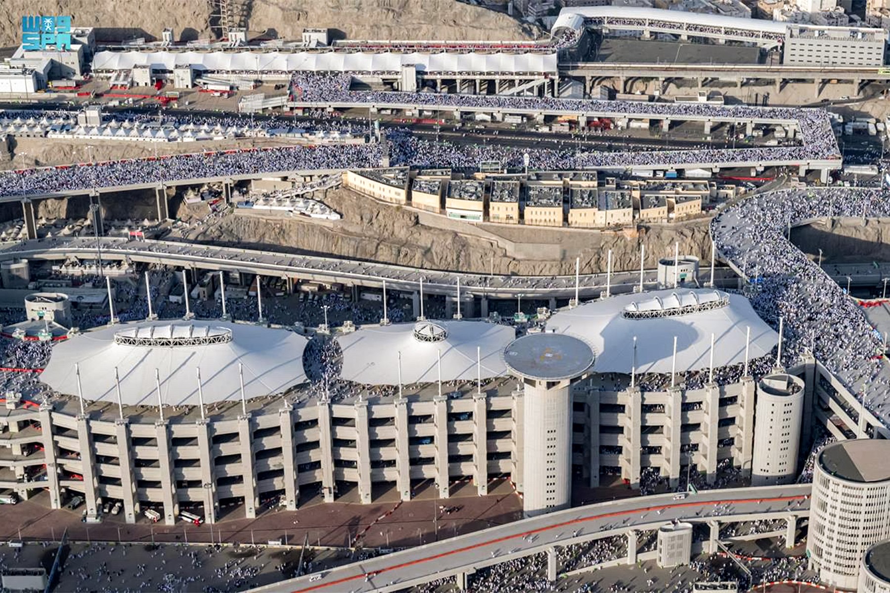 An aerial view of the walkway leading to the pillars where pilgrims throw stones on the second day of the "Jamarat" (SPA)