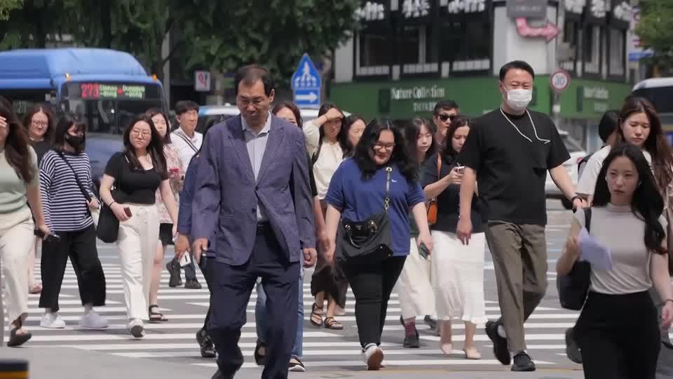 South Koreans became a year or two younger on Wednesday as new laws that require using only the international method of counting age took effect, replacing the country's traditional method. Olivia Chan has more.