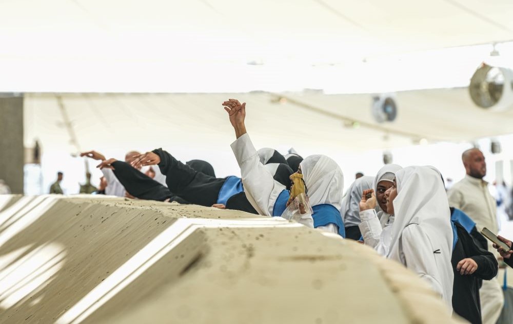 Hajj pilgrims cast stones from Jamarat Bridge in Mina. (AN Photo/Huda Bashatah)