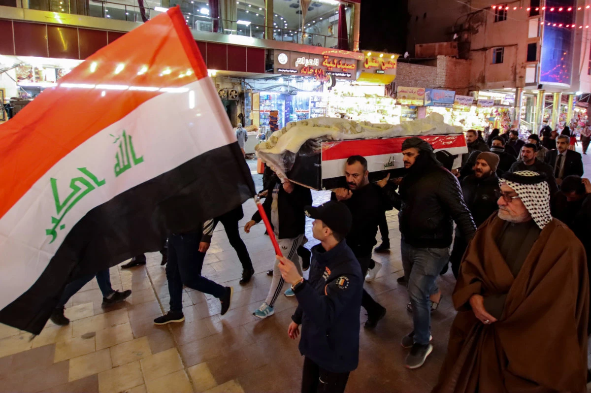Mourners carry the casket of one of 22 Iraqi soldiers killed in an overnight attack by the Daesh terrorists against a base in eastern Iraq on January 21, 2022. (AFP)