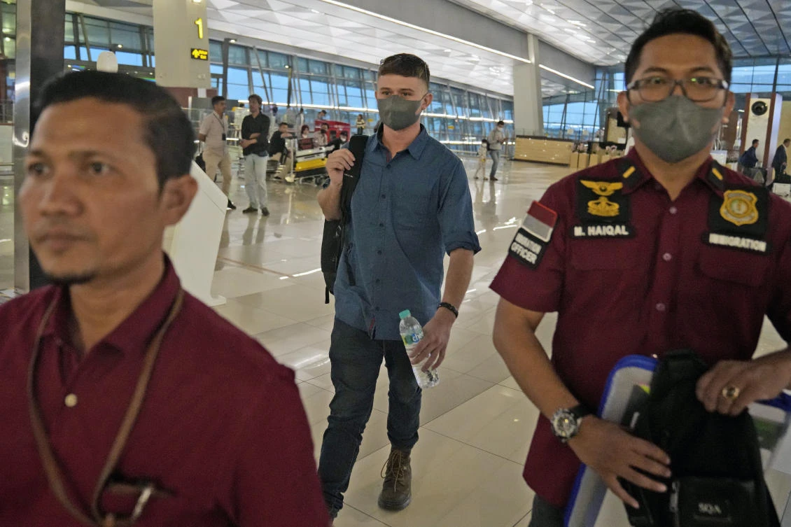 Indonesia set to deport Australian surfer who apologized for drunken rampage