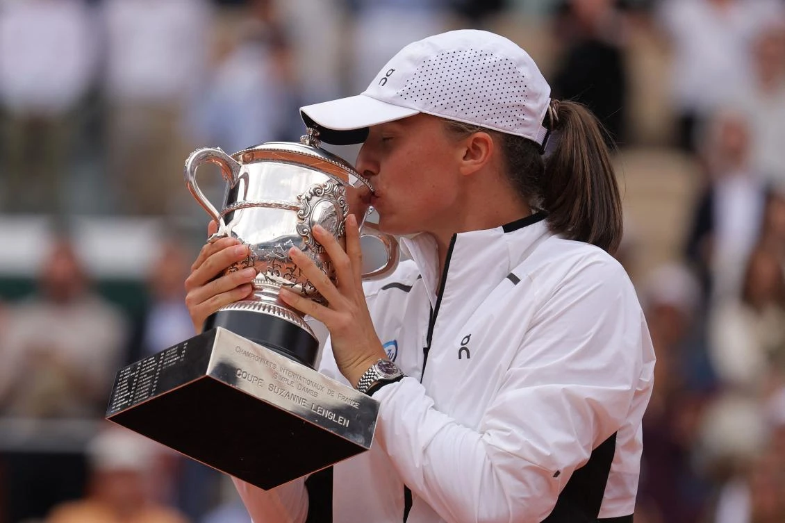 Poland’s Iga Swiatek kisses the trophy Suzanne Lenglen following her victory over Czech Republic’s Karolina Muchova during their women’s singles final match of the Roland-Garros Open tennis tournament at the Court Philippe-Chatrier in Paris on Jun. 10, 2023. (AFP)
