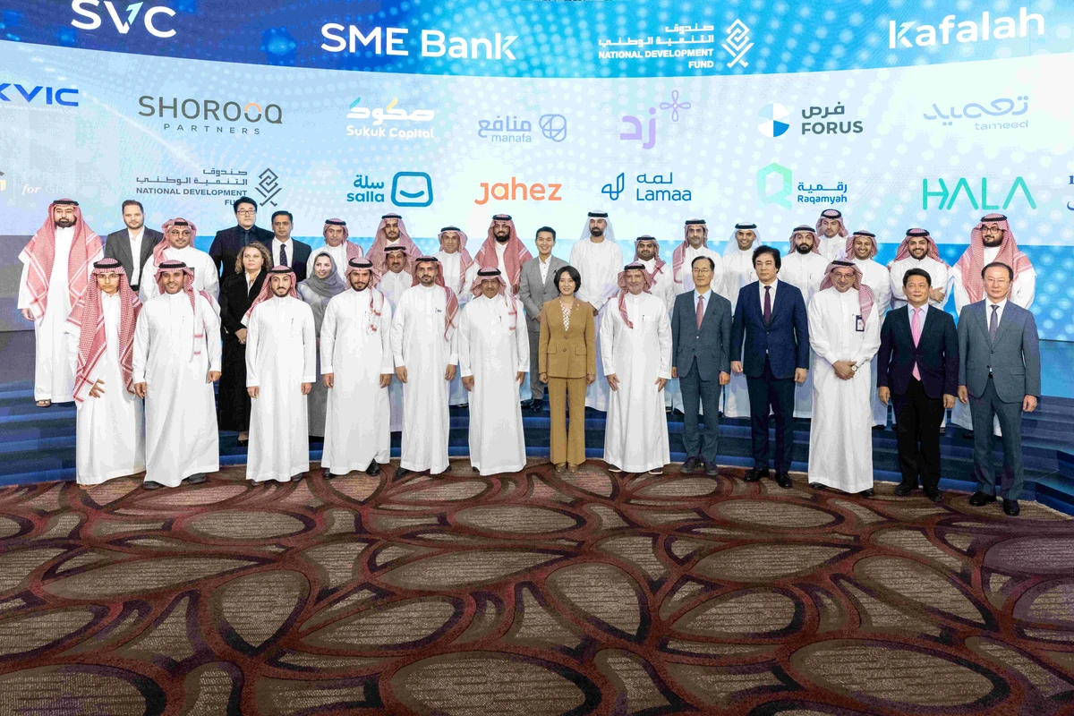 A group photo of Saudi and South Korean officials and businessmen after the SME bank signs 20 agreements worth SAR 1.1 billion riyals with various financial technology entities, local and international investment funds, and e-commerce platforms. (SME Bank/ Supplied)