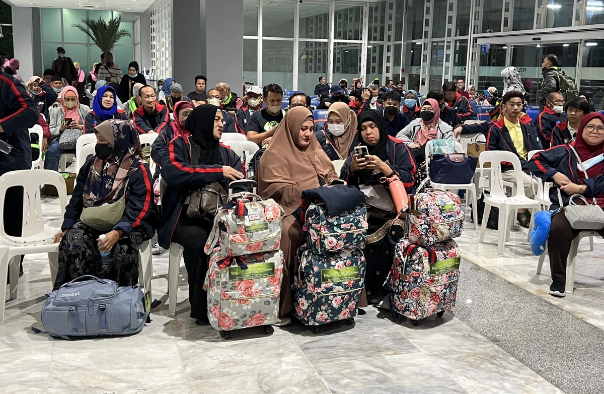Philippine Hajj pilgrims wait for their flight to Saudi Arabia at Manila airport. (AN)