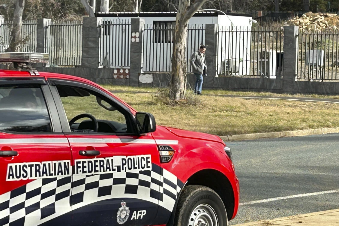 Australian media reported that a Russian diplomat was squatting on the land for the proposed Russian embassy, which the government decided to cancel the lease, under the watch of police. (AP)