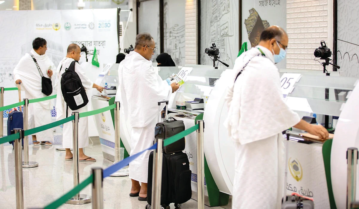 Bangladeshi pilgrims assisted by Saudi immigration officials at Dhaka airport. (SPA)