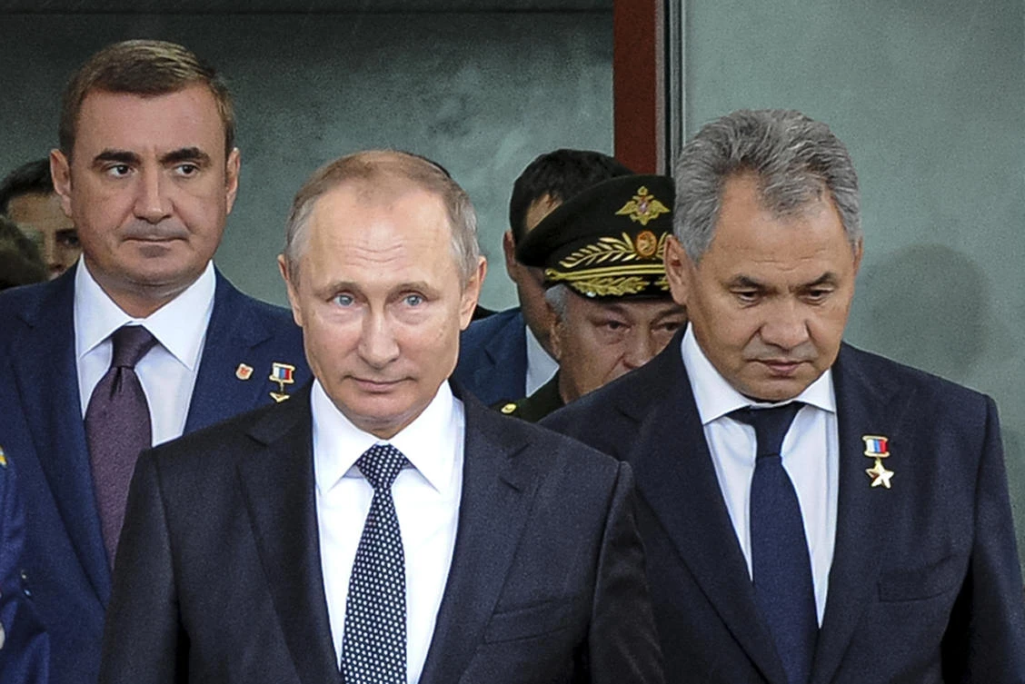 Russian President Vladimir Putin, enter, flanked by Alexei Dyumin, acting governor of the Tula region, left, and Russian Defense Minister Sergei Shoigu, right, visits an exhibition at the Splav defense enterprise in Tula, Sept. 8, 2016. (File/AFP)