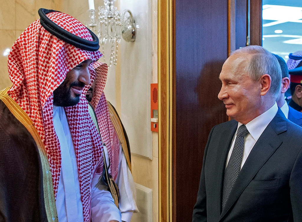 Saudi Crown Prince Mohammed bin Salman (L) meeting with Russian President Vladimir Putin in Riyadh, Saudi Arabia, on October 14, 2019. (File/AFP)