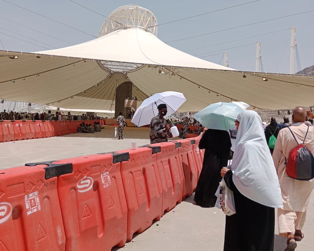 Heartwarming images of Saudi security forces helping Hajj pilgrims