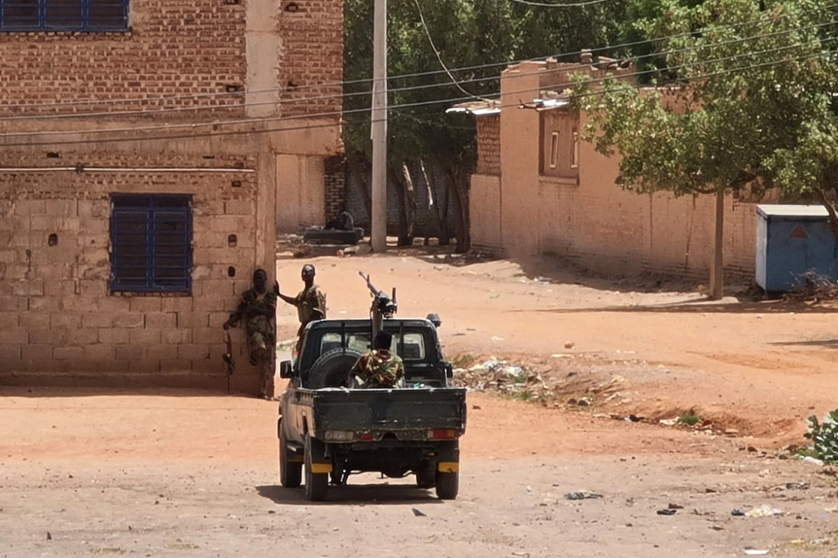 In this picture taken on May 25, 2023, Sudanese army soldiers take a rest at a Khartoum neighborhood amid fighting with RSF paramilitaries. The RSF has released125 soldier prisoners recently, with the intercession of the Red Cross. (AFP)