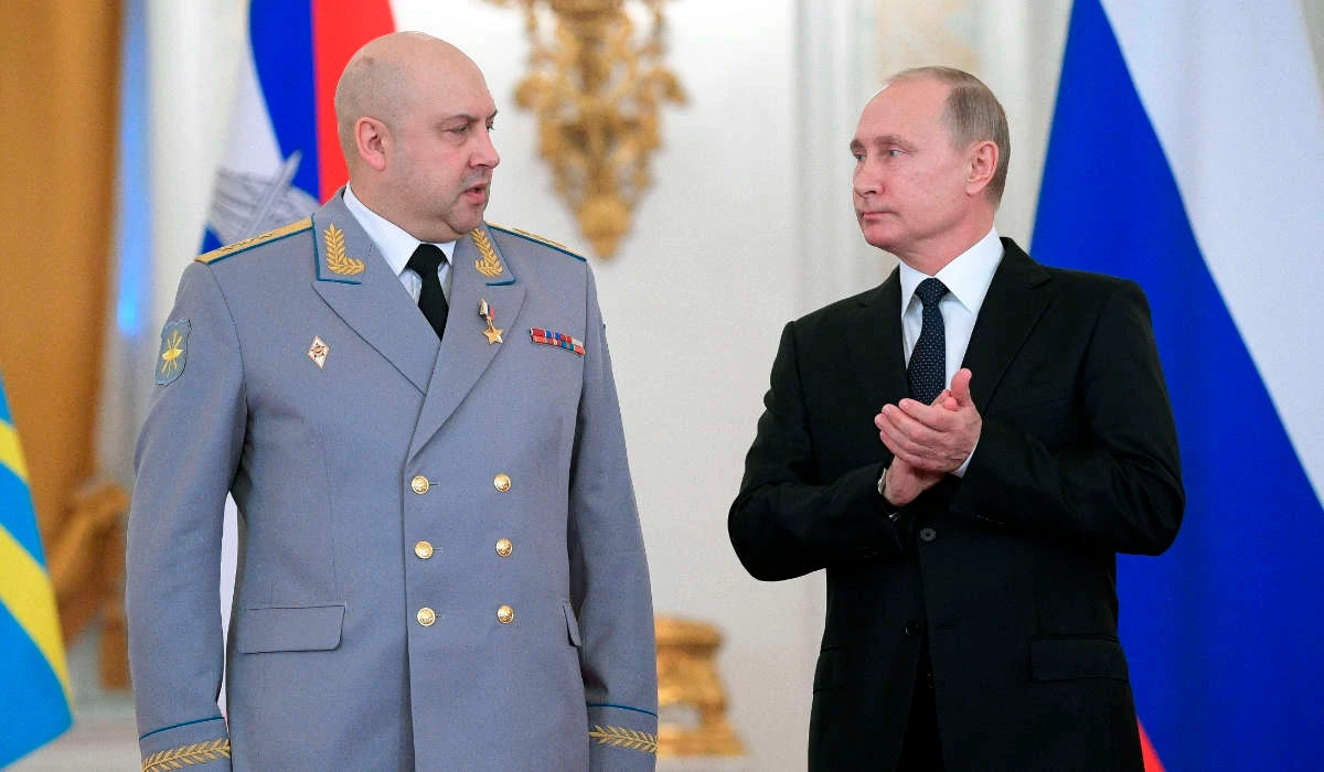 Russian President Vladimir Putin, right, applauds Col. Gen. Sergei Surovikin during an awards ceremony for troops who fought in Syria, in the Kremlin, in Moscow, Russia, Dec. 28, 2017. (AP)