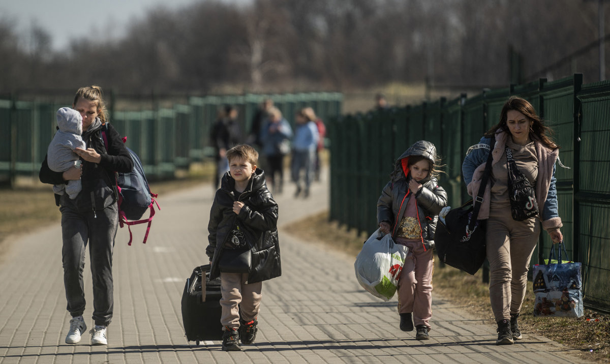 Refugees from Ukraine cross the border at the border crossing in Medyka, southeastern Poland. (AFP)