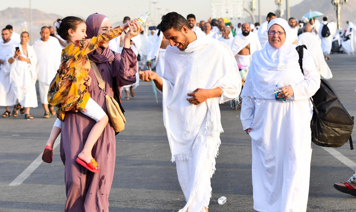 For some pilgrims, bringing their offspring along is an important step to include them in religious practices from an early age. (SPA)