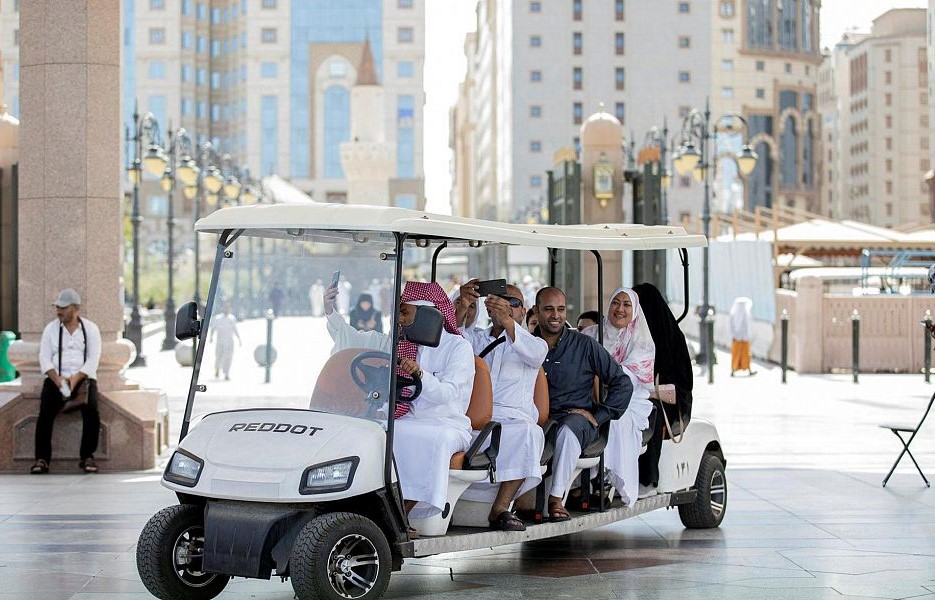 Sixty staff members of the mobility services department work round the clock, transporting elderly and disabled pilgrims through the courtyards of the Prophet’s Mosque in electric carts. (SPA)