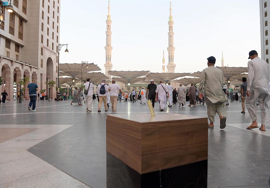 Smart devices perfume the air along paths used by pilgrims and in seating areas near stores on the north side leading to the Prophet’s Mosque in Madinah. (SPA)