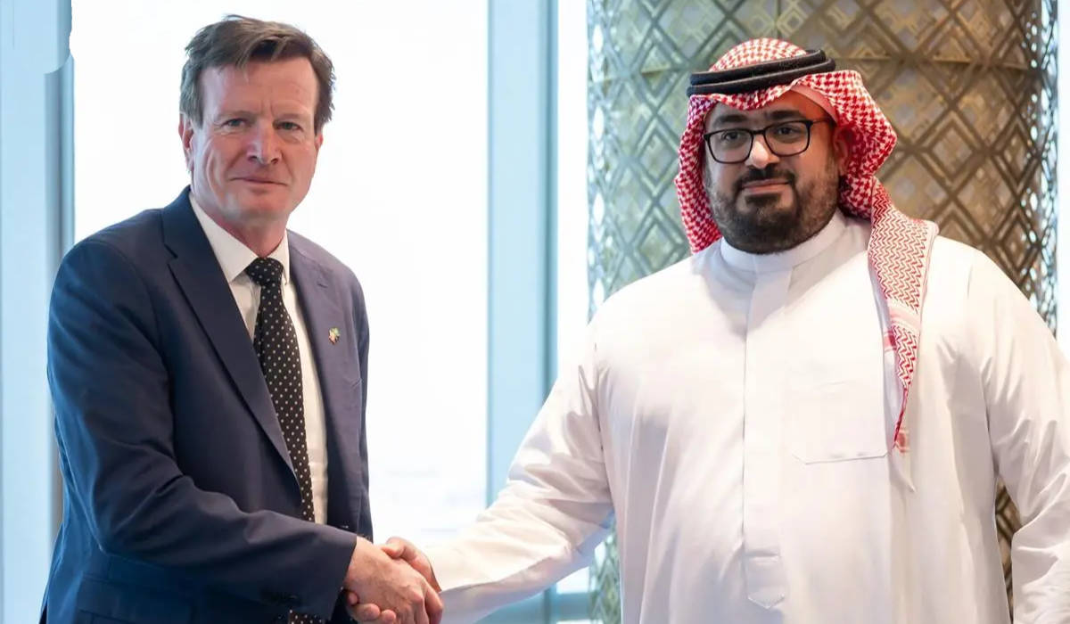Faisal bin Fadel Al-Ibrahim receives Thomas Lid Ball in Riyadh. (SPA)