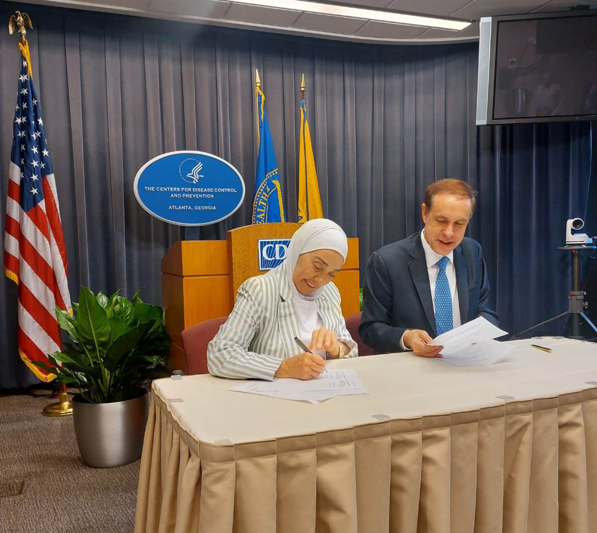 NEIDC President Raeda Qutob and CDC Director Rochelle Walensky sign an MoU. (Petra)