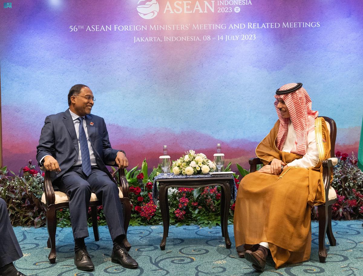 Saudi Arabia’s Foreign Minister Prince Faisal bin Farhan meets his Malaysian counterpart Zambry Abdul Kadir in Jakarta on Wednesday. (SPA)