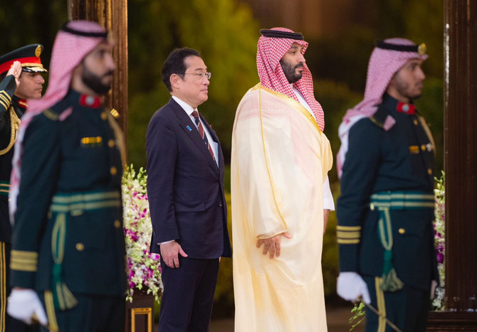 Saudi Arabia's Crown Prince Mohammed bin Salman and visiting Japan’s Prime Minister Fumio Kishida during the welcoming ceremonies at Al-Salam Palace in Jeddah on Sunday. (SPA)