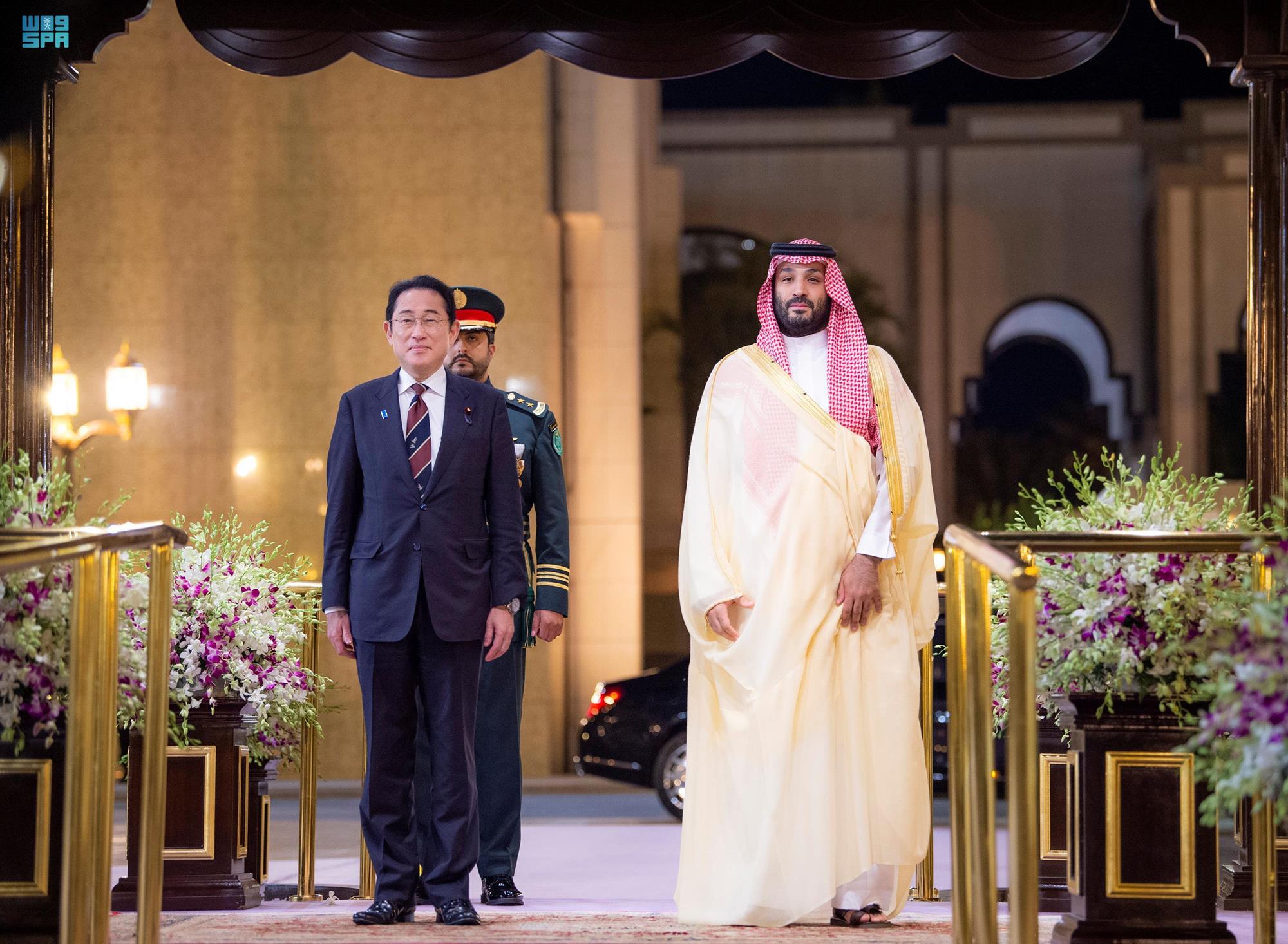 The two officials agreed to promote further exchange between the two countries. (SPA)