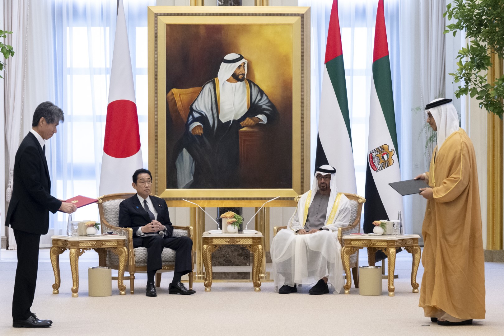 A meeting between UAE President Sheikh Mohamed bin Zayed Al-Nahyan and Japanese Prime Minister Fumio Kishida. (WAM)