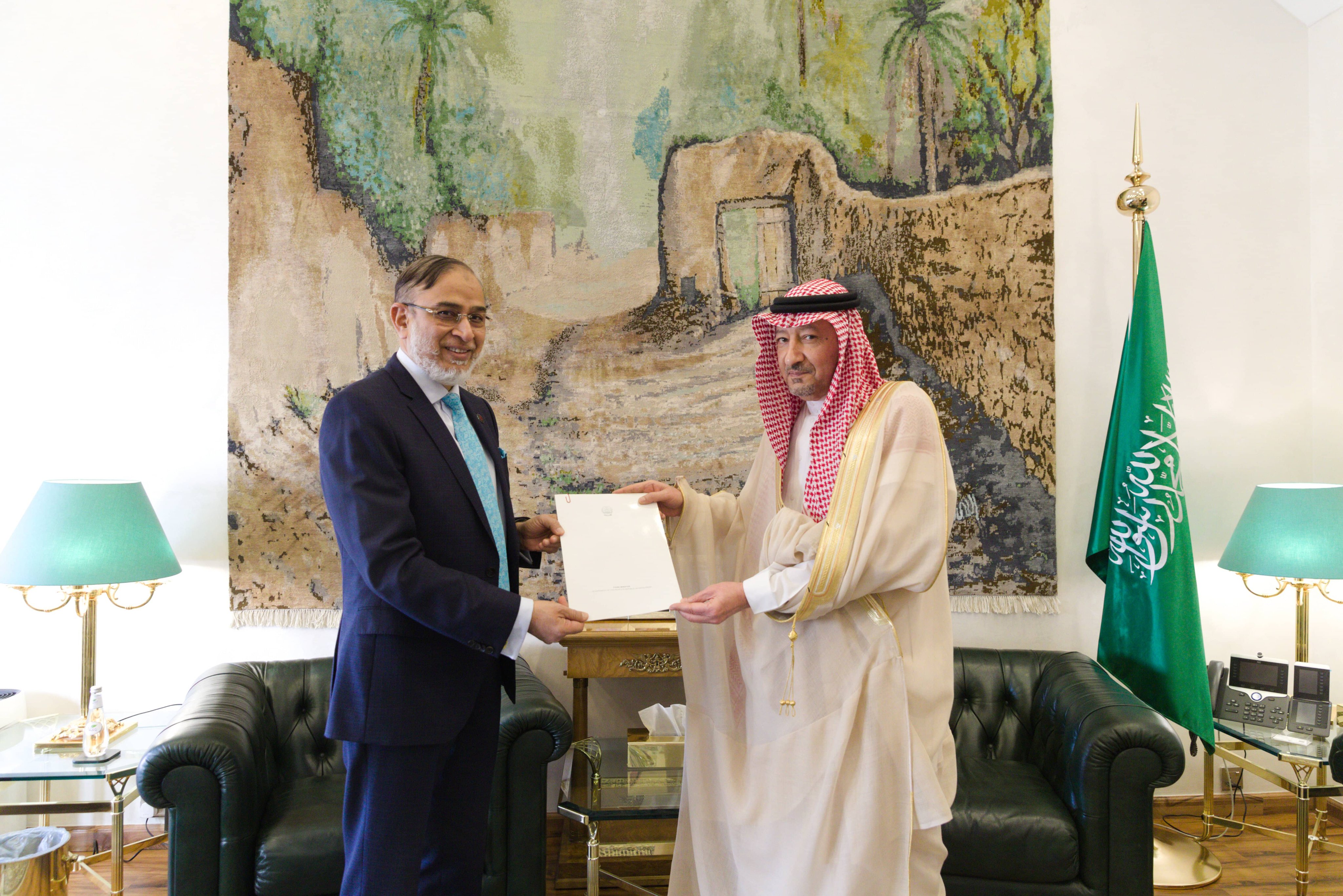 Saudi Deputy FM Waleed Al-Khuraiji and the Bangladeshi ambassador to Saudi Arabia. (SPA)