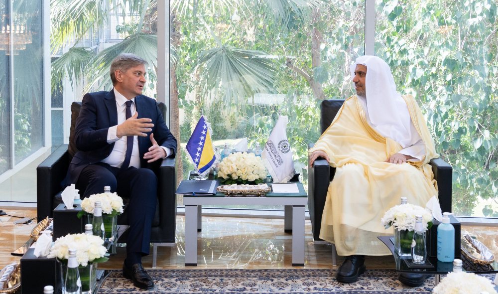 Dr. Mohammed bin Abdulkarim Al-Issa with Denis Zvizdić. (MWL)