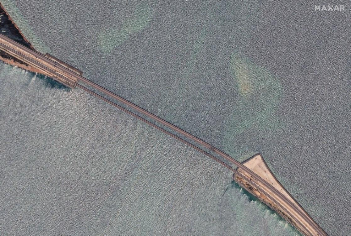Road traffic on the bridge linking Russia to the Crimean Peninsula has been temporarily blocked. (AFP File photo)