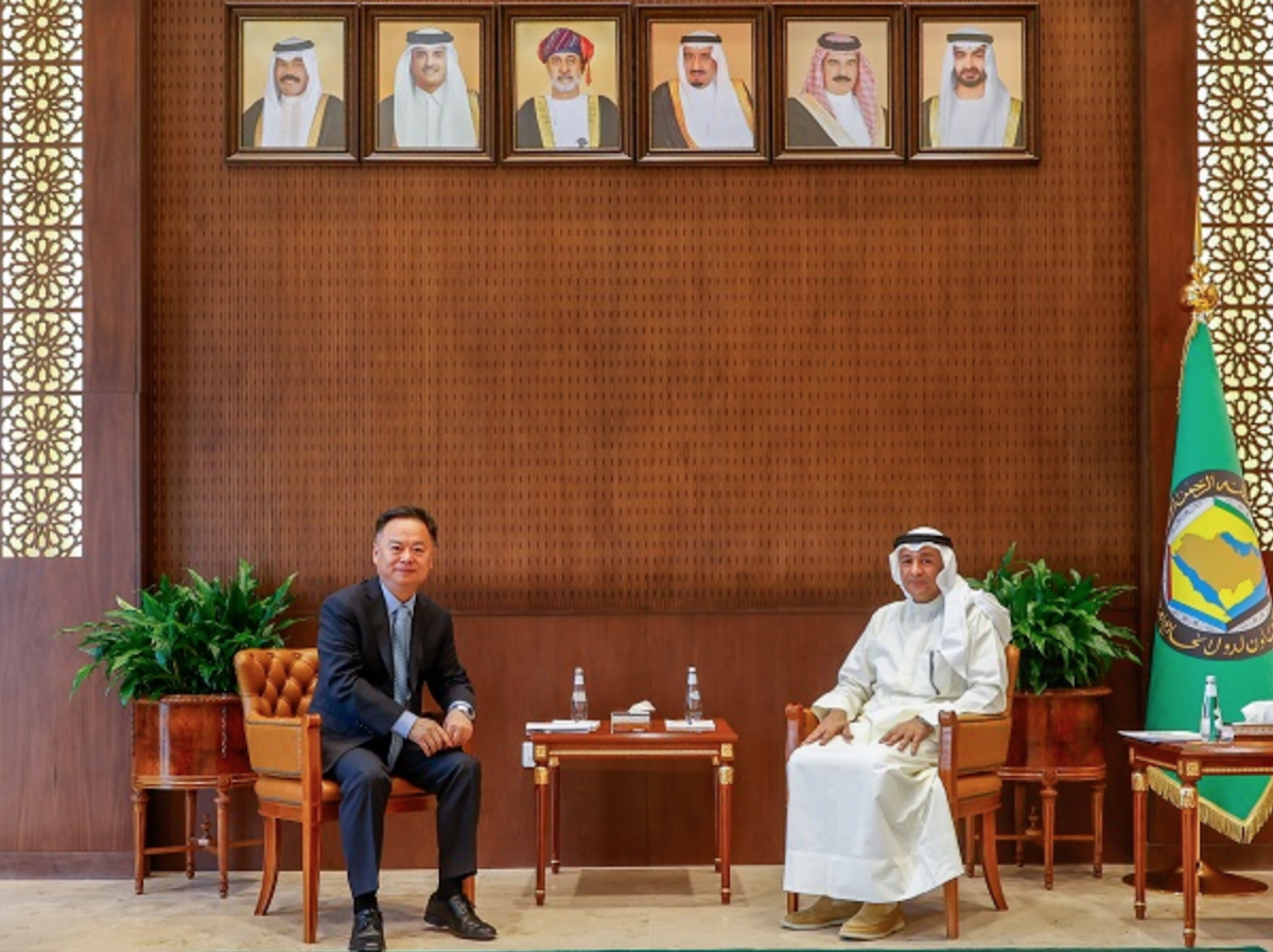 GCC Secretary-General Jassem Mohamed Albudaiwi and Chinese Ambassador to Saudi Arabia Chen Weiqing. (GCC)