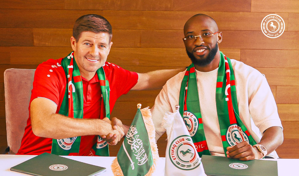 Moussa Dembélé with Ettifaq manager Steven Gerrard. (Ettifaq)