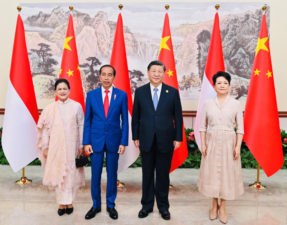 Indonesian President Joko Widodo and his wife Iriana Widodo with Chinese President Xi Jinping and his wife Peng Liyuan at Jinniu Hotel in Chengdu, China, July 27, 2023. (Reuters)