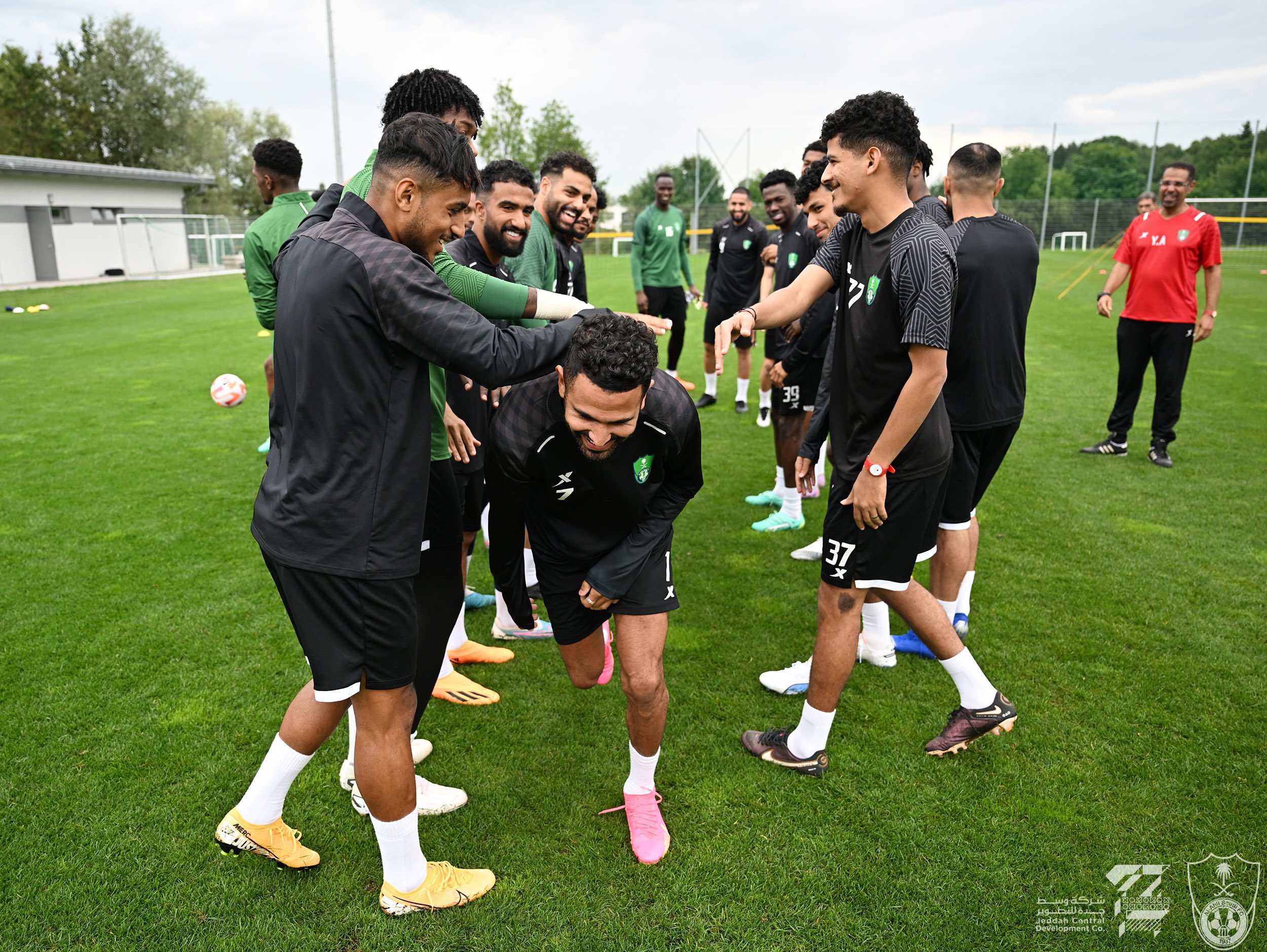 Riyad Mahrez runs through an honorary corridor. (Photos: Al-Ahli)
