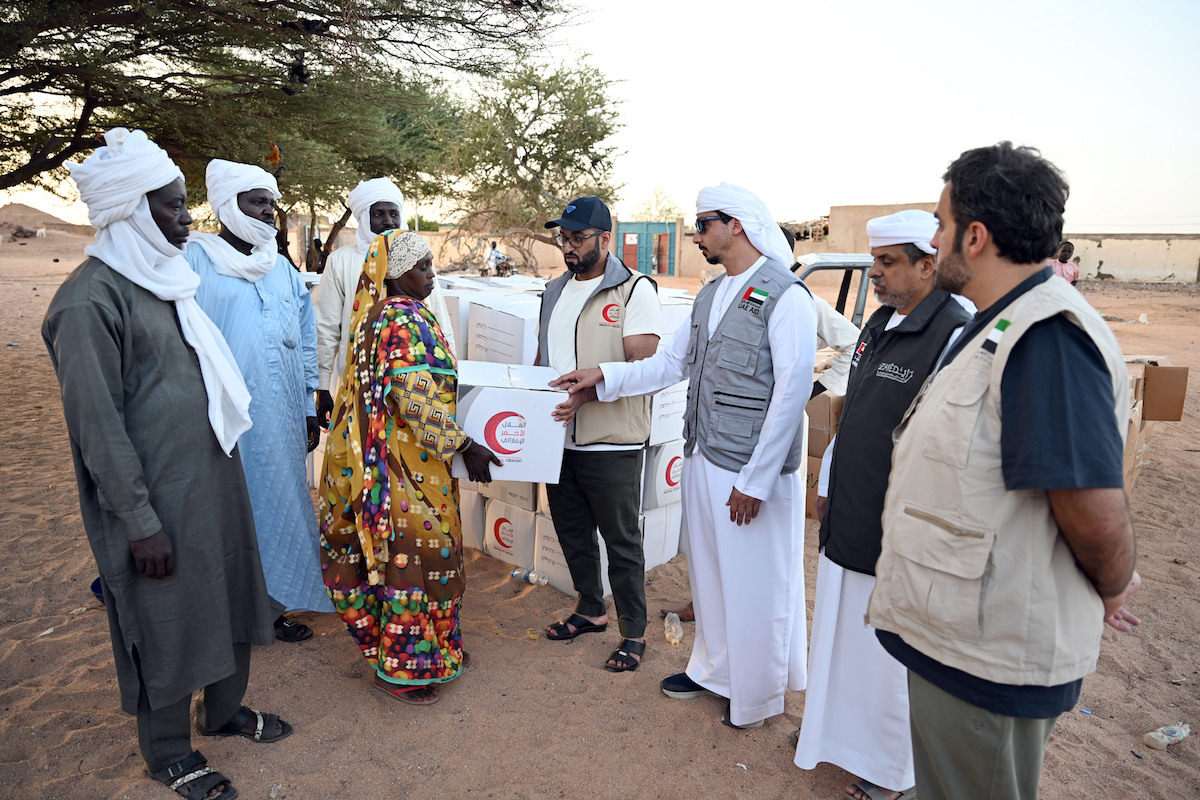 An Emirati humanitarian delegation distributes food parcels in Amdjarass, north of Chad. (WAM)