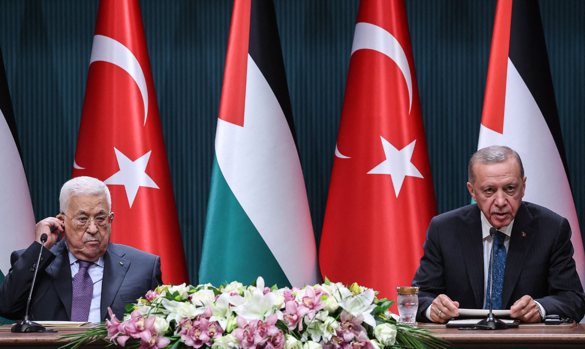 Turkish President Erdogan (R) and Palestinian president Mahmoud Abbas hold a joint press conference in Ankara. (AFP)