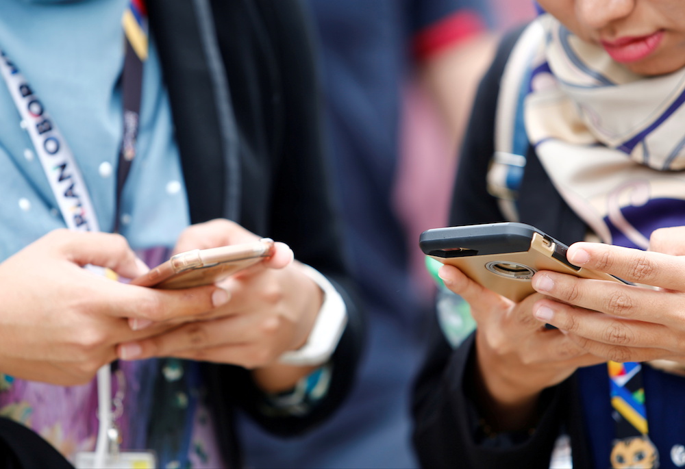 Beware! How your smartphone addiction may be causing physical harm