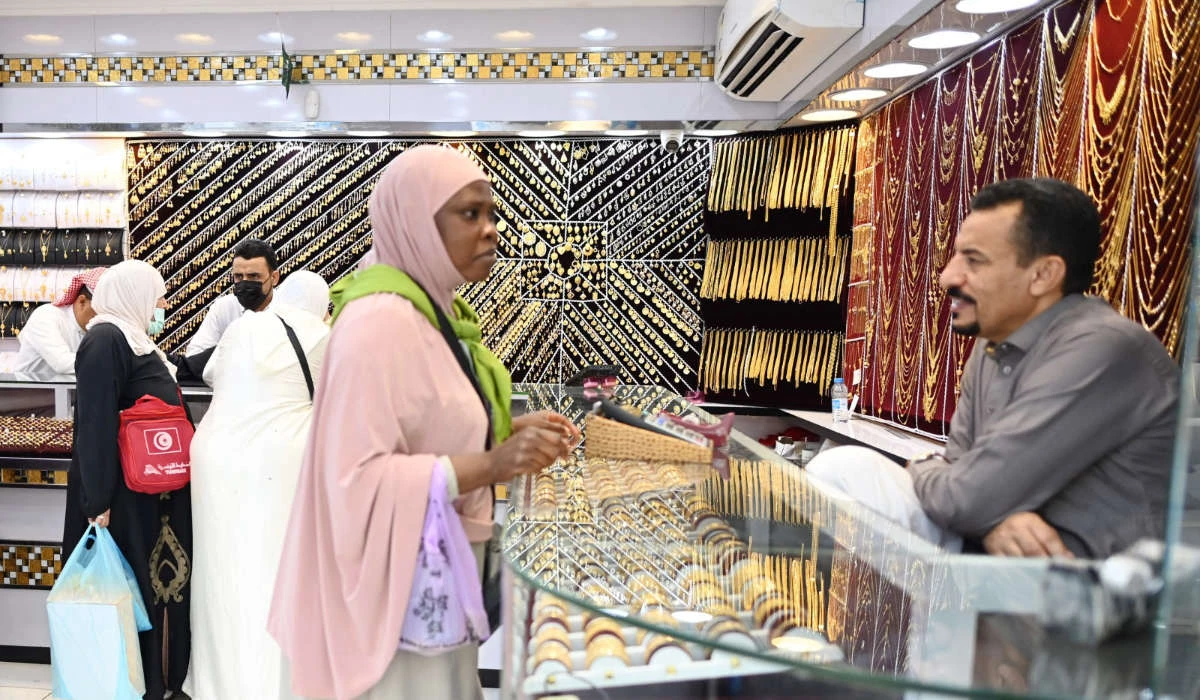 Gold shops located in Makkah and Madinah, as well as gold souqs in Jeddah, are a popular attraction for pilgrims looking for souvenirs and gifts. (AFP)