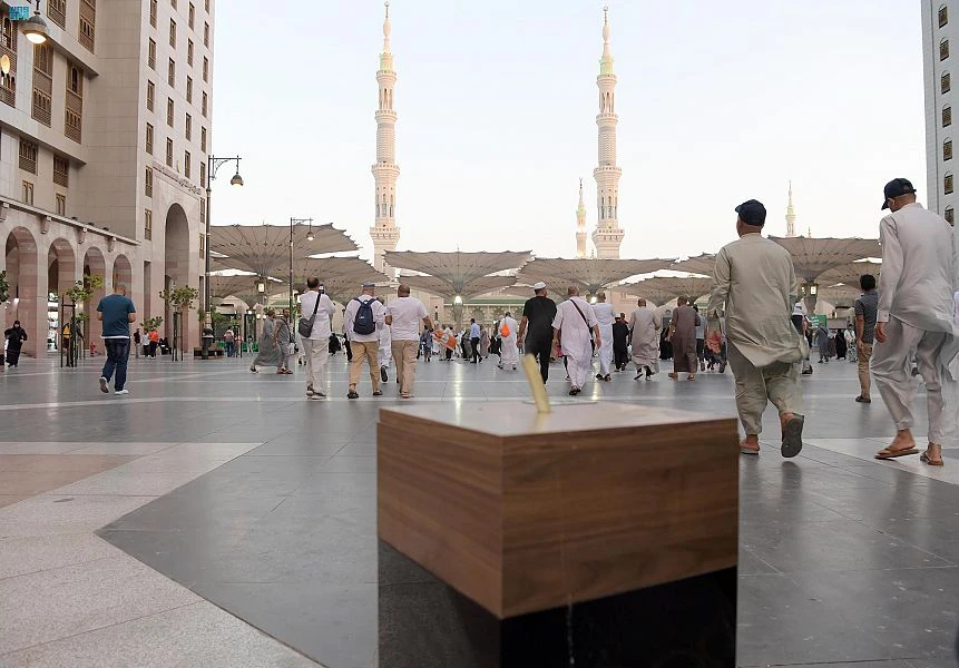 Smart devices perfume the air along paths used by pilgrims and in seating areas near stores on the north side leading to the Prophet’s Mosque in Madinah. (SPA)