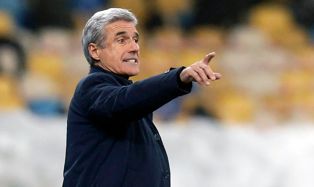 Shakhtar's head coach Luis Castro during the Europa League round of 32 second leg match against Maccabi Tel Aviv in Kyiv, Ukraine, on Feb. 25, 2021. Cristiano Ronaldo got a new club coach on Thursday when Al-Nassr announced they hired his fellow Portuguese Luis Castro. (File/AP)