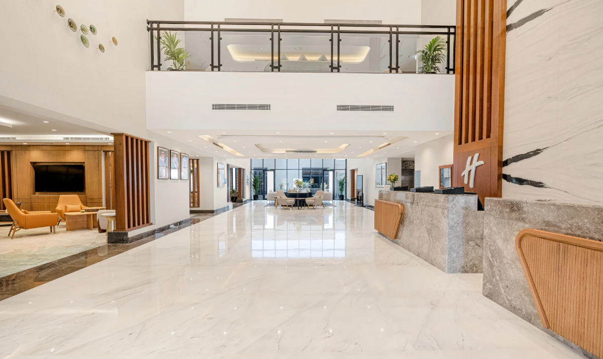 The brand’s Open Lobby concept combines all public spaces, including the reception area and the restaurant and bar, into one open, lively, and cohesive space.