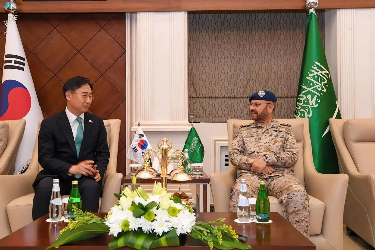 Saudi Arabia’s chief of staff Lieutenant-General Fayyad bin Hamed Al-Ruwaili and South Korea’s Vice Defense Minister Shin Beom-chul met in Riyadh on Tuesday. (SPA)