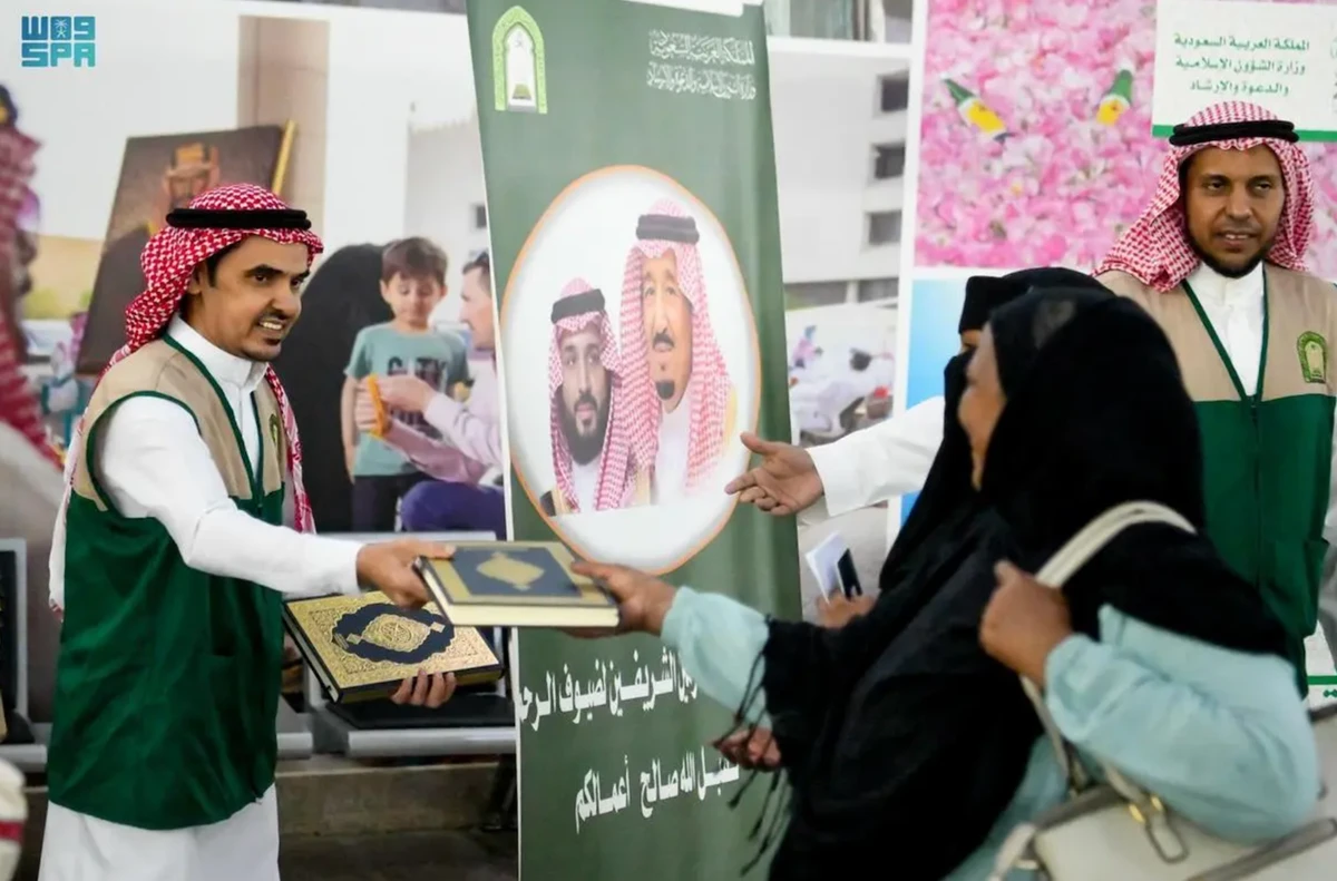The last group of Hajj pilgrims leaving the Kingdom via Jeddah Islamic Port receive copies of the holy Qur’an as gifts. (SPA)